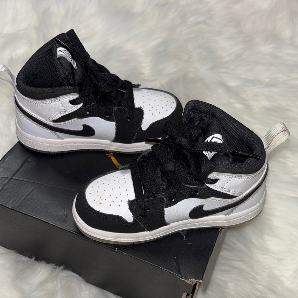 Jordan 1 Mid black and white